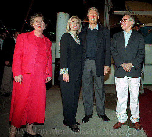 20/11/1996. US President Bill Clinton and his wife Hillary wth Australian PM John Howard and his wife Janette about to board Aussie One for a Sydney Harbour cruise.