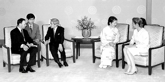 Prime Minister Paul Keating talks through interpreter to Emperor Akjito as Empress Michiko speaks with Annita Keating in Royal Palace, 26/05/95 during visit to Japan. Pic Lyndon Mechielsen.