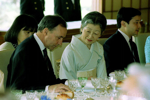 Prime Minister Paul Keating meets Japanese Emperor Akihito's wife Empress Michiko during luncheon Royal Palace, Tokyo, Japan 26/05/95 Pic Lyndon Mechielsen              General / Tours 1995 / With Oth