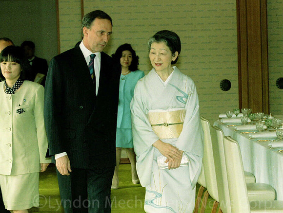 Prime Minister Paul Keating meets Japanese Emperor Akihito's wife Empress Michiko during luncheon Royal Palace, Tokyo, Japan 26/05/95 Pic Lyndon Mechielsen              General / Tours 1995 / With Oth