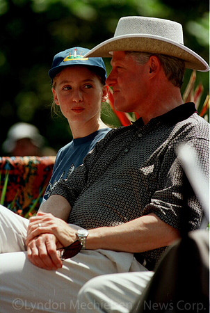 22 nov 1996 SCHOOL GIRL ALYSHA STEPHENS (15yrs) WITH US PRESIDENT Bill CLINTON.. aust visit qld headshot students youth