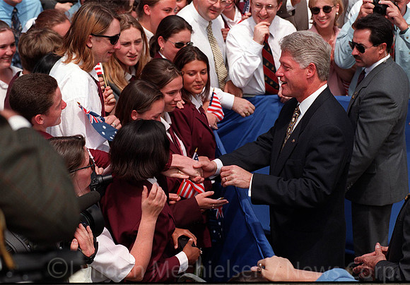 21 nov 1996. US President Bill Clinton meeting fans in NSW. PICLYNDON/MECHIELSON. aust visit headshot