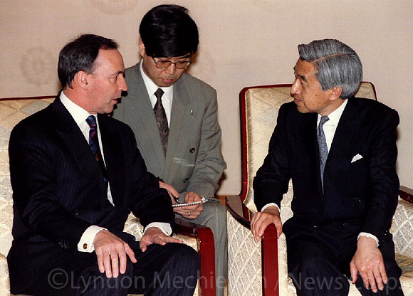 Prime Minister Paul Keating meets Japanese Emperor Akihito Royal Palace, Tokyo, Japan 26/05/95 Pic Lyndon Mechielsen              General / Tours 1995 / With Others